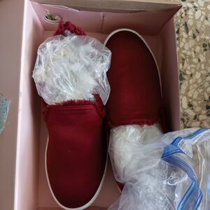 Used Shiny silky and fluffy (burgundy)